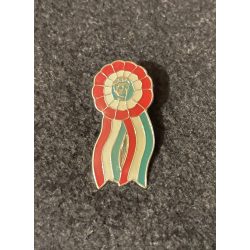 Kokárda benne Petőfi stilizált arcképével kitűző 